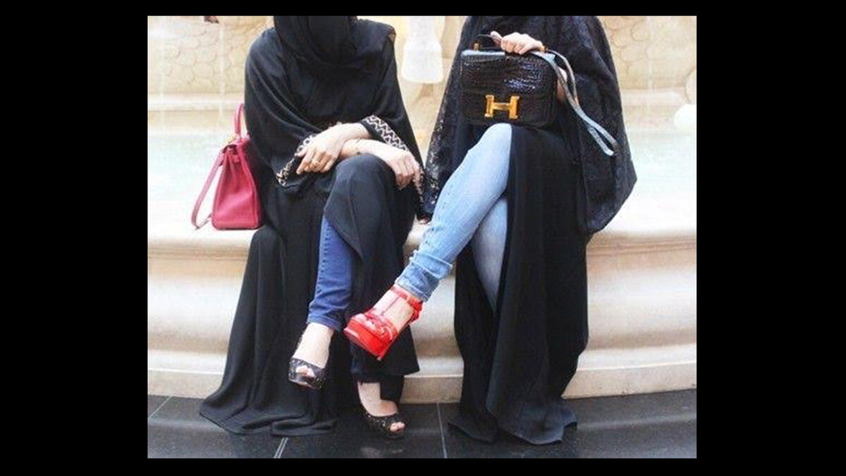 العباية او الجلباب هم الحل الأمثل للعديد من النساء المحجبات لارتداء ما يحلو لهن أسفل العباية والجلباب بدون أن يتعرضن للانتقاد، ولكن لأن بعض الدول تفرض العباية على المرأة بشكل اجباري قد تضطر بعض النساء اللواتي يكرهن الالتزام بها بإظهار بعض اناقتهن وستايلهن بطريقة معينة!