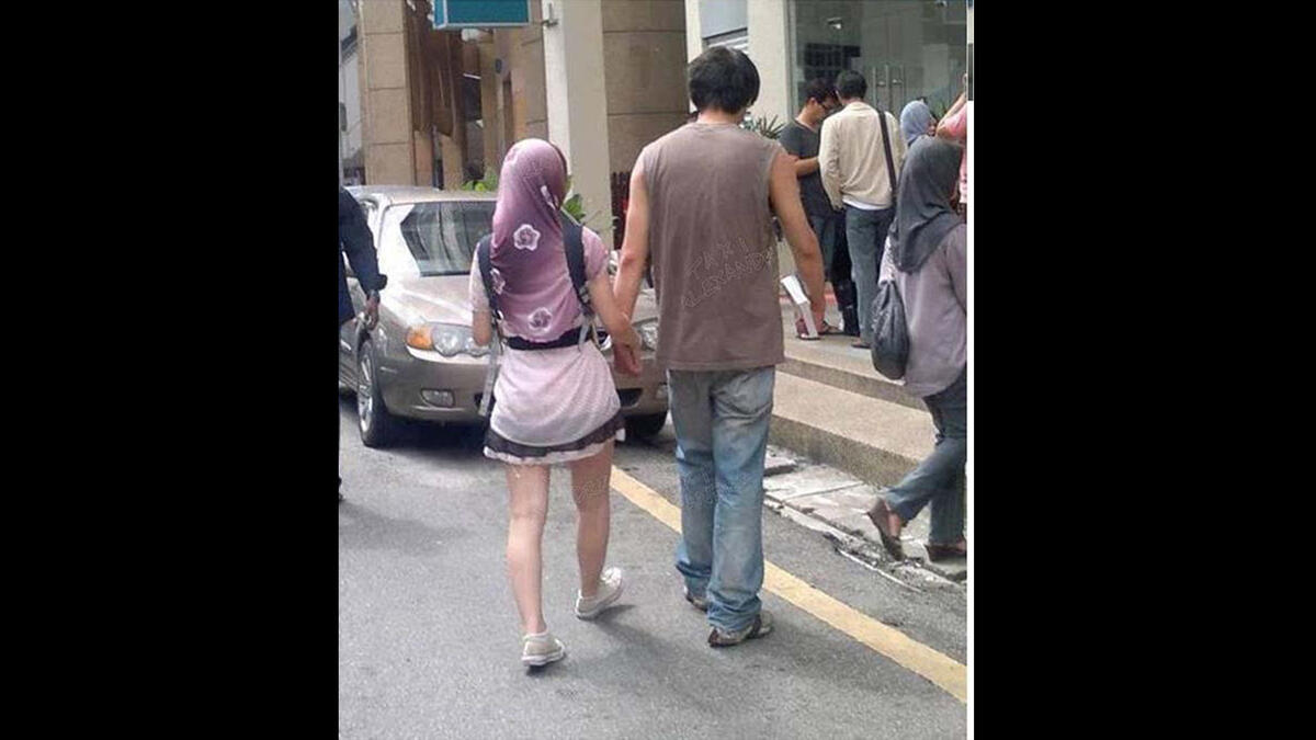 هناك جملة ساخرة شائعة بين كبار السن وتم تناقلها عبر الأجيال وعادة ما كانت تقال للراقصات الشرقيات واللواتي كن يصرحن بانهن يقمن بالصلاة والدعاء قبل وصلة الرقص الخاصة بهن وهي "برضي ربي وبرضي عباده" وهذه الجملة تنطبق بشكل كبير على هذه السيدة!