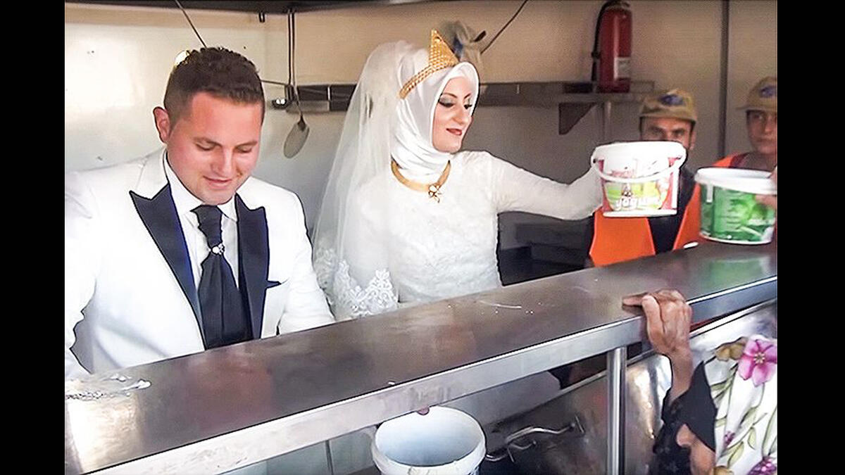 Turkish couple invite refugees to wedding