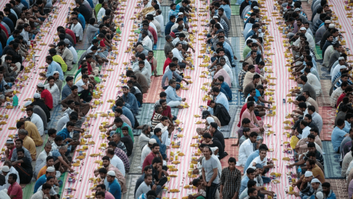 موائد افطار جماعية في مدينة دبي الإماراتية