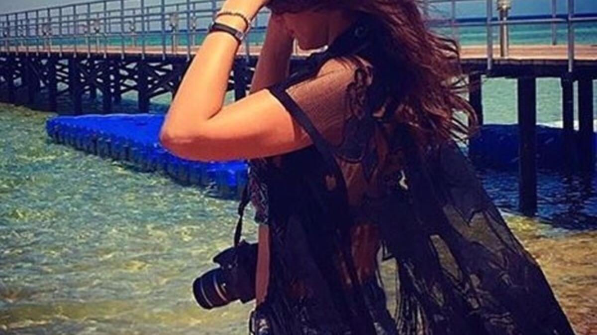 ظهرت صورة للفنانة درّة على شاطئ البحر خلال قضائها عطلتها في شرم الشيخ حيث ارتدت هوت شورت وتوب قصير كشف عن بطنها ووضعت شال أسود شفاف على كتفيها عدد كبير من جمهور الفنانة عبروا عن استيائهم مؤكدين أنهم لم يعتادوا على ظهورها بمثل هذه الإطلالة الجريئة.