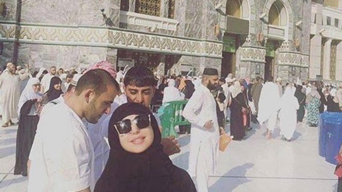 سافرت حليمة بولند إلى الأراضي المقدسة لتؤدي مناسك العمرة ونشرت صورة لها هناك ظهرت فيها مرتدية حجاب أسو ووضعت نظارة شمسية على عينيها حليمة علقت على الصورة: «الحمدالله استانست وايد اللهم تقبل منا يارب» وقد انهالت عليها تعليقات جمهورها داعين الله أن يتقبل منها.