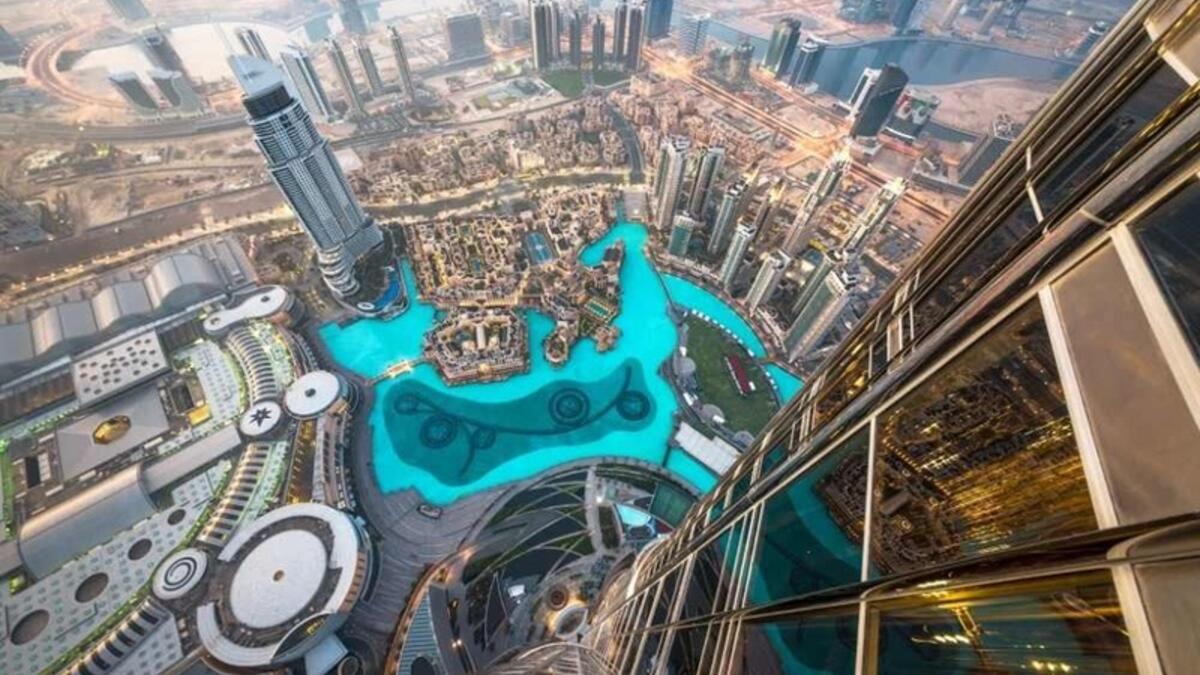 بسبب طول ناطحات السحاب هناك، يمكنك فقط أن تذهب إلى أعلى إحدى الناطحات وتشاهد العالم من تحتك صغيراً جداً.