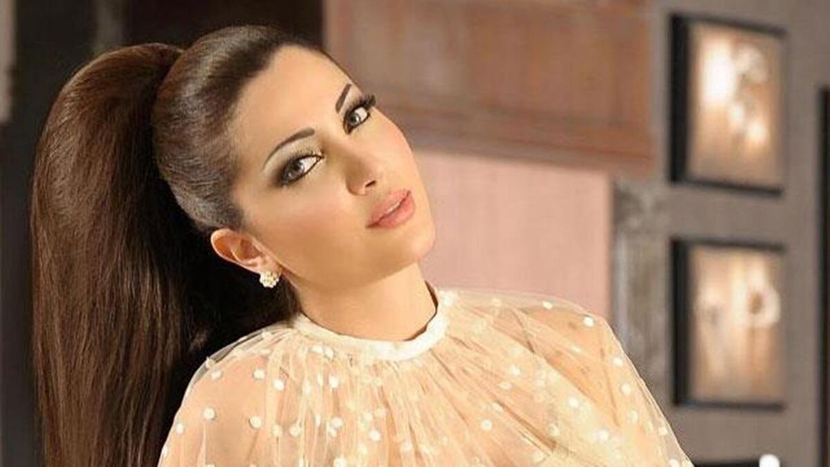 بالرغم من صغر سنها وعدم انجابها للاطفال برعت الفنانة السورية نسرين طافش بتجسيد دور الام في  “جلسات نسائية” وأدت دور “هالة” الأم الأرملة التي تتعامل مع ابنتها كصديقة خصوصاً عندما تقع في حب (باسم ياخور) فيدخلان في علاقة حب قاسية بسبب رفض ابنتها زواجهما.