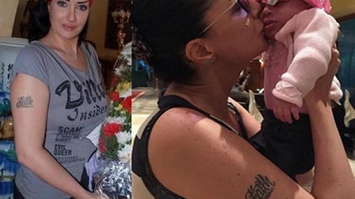 غادة عبدالرازق من أبرز النجمات اللواتي تحاول مواكبة الموضة بشكل مستمر وزينت عبدالرازق جسدها بتاتو على ذراعها