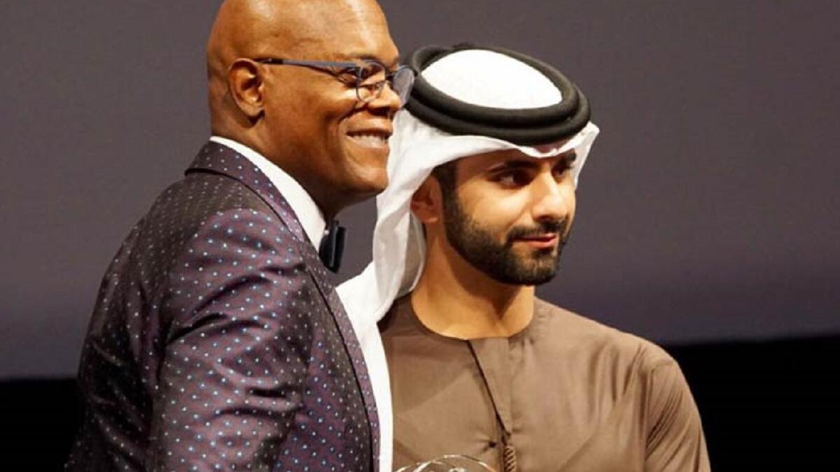 تسلم الممثل الأمريكي صامويل جاكسون جائزة "تكريم إنجازات الفنانين" في حفل افتتاح المهرجان تقديرًا لمساهمات ومسيرة الفنان الكبيرة في مجال السينما.