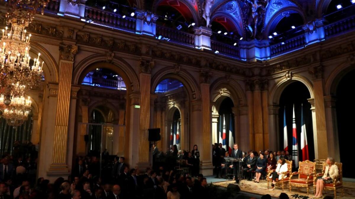South Korean President Moon Jae-in (C) delivers a speech next to Paris Mayor Anne Hidalgo (2nd-R) during a meeting at the City Hall in Paris on October 16, 2018. (JACQUES DEMARTHON / AFP)