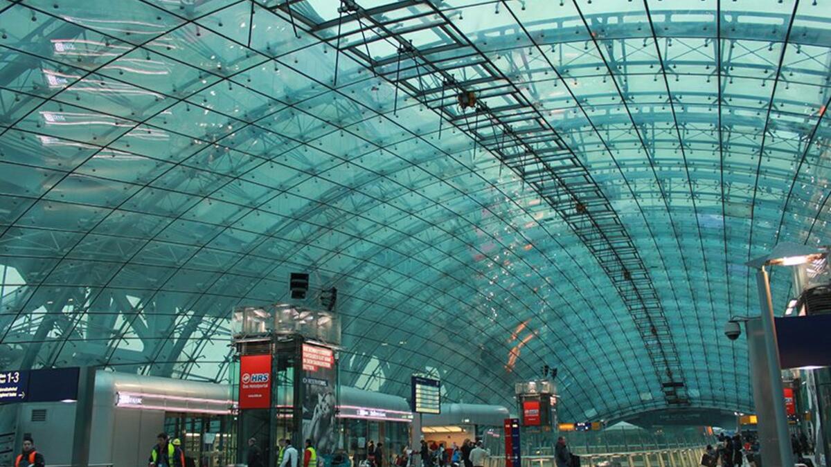 المرتبة العاشرة: يعتبر مطار فرانكفورت الدولي في ألمانيا الأكثر ازدحامًا وتتوفر فيه خدمة "واي فاي" مجانية، وغرف لممارسة اليوغا، ومناطق الترفيه، وصالون تصفيف الشعر، وقاعات الاستحمام بـ8 دولارات