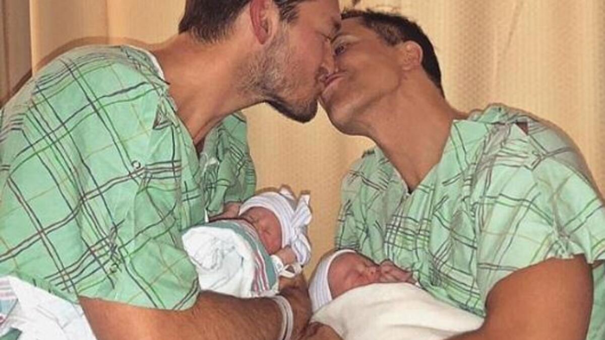 فريدريك إكلوند وديريك كابلان، تزوّجا في عام 2013، وأنجبا توأماً في العام الماضي عن طريق أم بديلة.