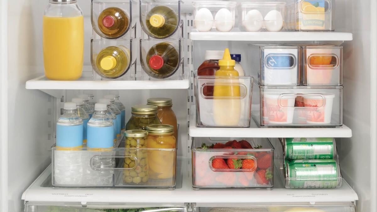 حفظ الطعام سواء في الثلاجات المنزلية أو الفريز يؤدي ذلك إلى توفير المال، لتضمن أن طعامك لا يضيع سدى، وهنا يجب الانتباه لنوعية الأوعية المستخدمة وإحكامها جيدًا، وقبل ذلك طريقة التنظيم ووضع بعض الأطعمة في صناديق خاصة بها أو وسائل معينة للحفظ.