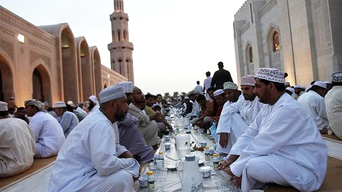 سلطنة عُمان: من الدول التي تقدم تجربة فريدة في رمضان فهي بالإضافة الى العادات المشتركة مع باقي الدول العربية ما تزال تحتفظ بعاداتها الخاصة، فتقام جلسات السمر التي يصار خلالها إلى الحديث عن الأمور الدينية كما يصار إلى التنافس في القصائد الشعرية.