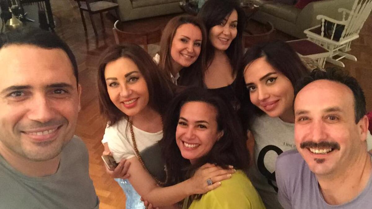 أقامت الممثلة التونسية هند صبري حفل افطار بمنزلها في القاهرة بحضور عدد من نجوم تونس المقيمين هناك منهم الفنانة لطيفة والممثل ظافر العابدين وعلقت الفنان لطيفة التونسية على هذه الدعوة وقالت:” حبيبتي ان شاء الله دايما عامر.. أحلى لمة واحلى فطور شكرا هندوده”.