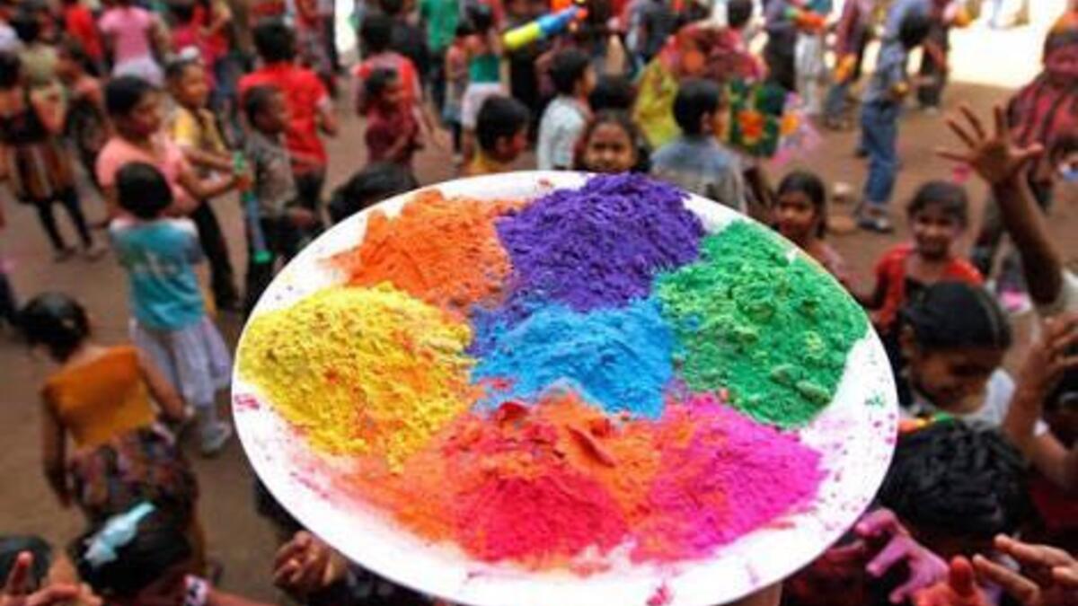 ولهولي أصل ديني حيث يحتفي الهندوس بكريشنا والشخصيات الأسطورية هوليكا وبراهلاد.