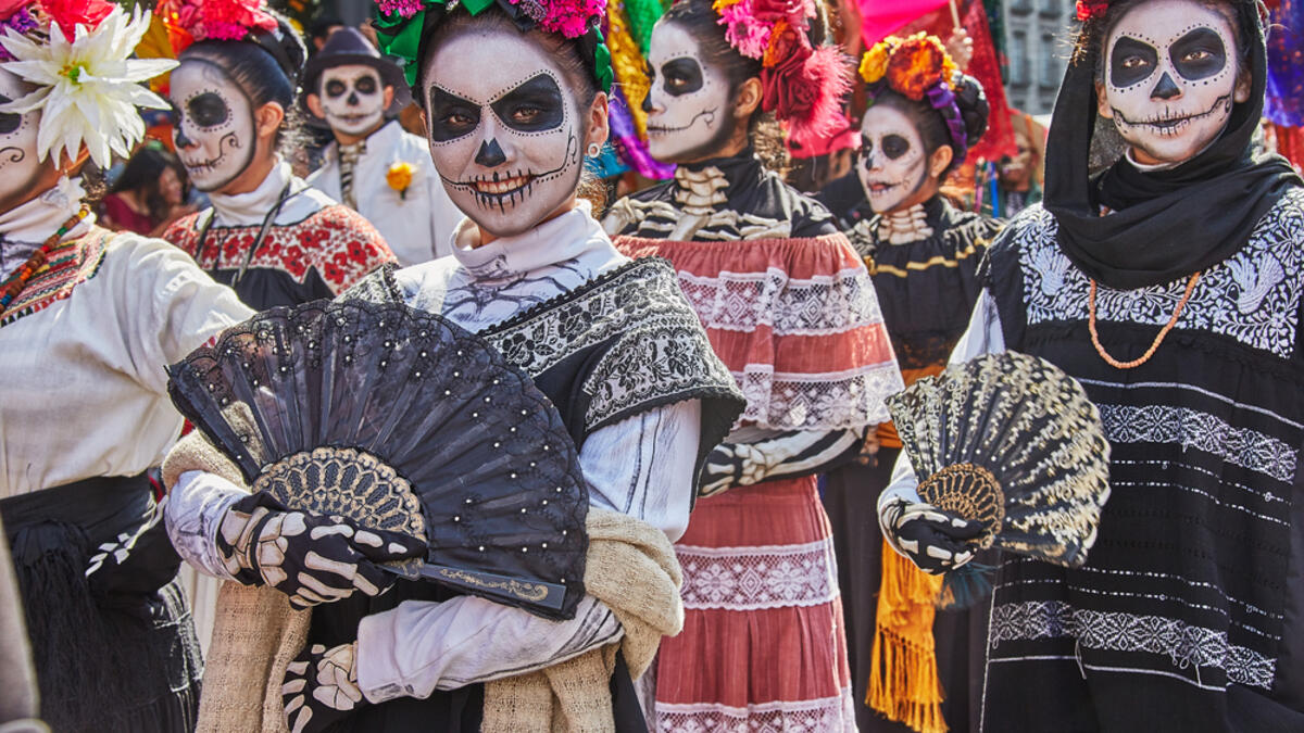 DIA DE LOS MUERTOS (MEXICO)
Mexicans bring bright colors, jovial attitudes and rich traditions to celebrate their dearly departed by creating beautiful altars (Shutterstock)