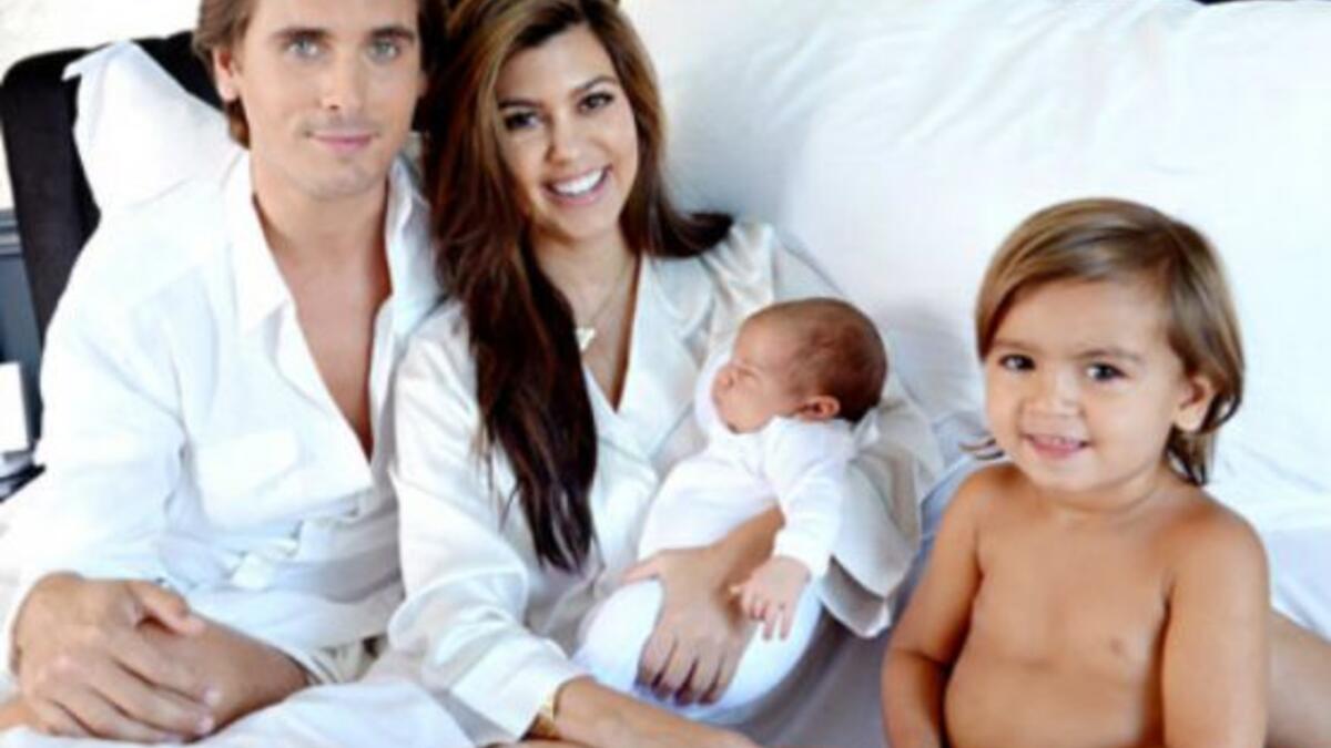 كورتني كارداشيان (38 عامًا) ضجّت وسائل التواصل الاجتماعي حاليًّا بخبر حمل كورتني من حبيبها عارض الأزياء الجزائري الأصل يونس بن دجيما البالغ من العمر 23عامًا، إذ لديها 3 أولاد من حبيبها السابق سكوت ديسك، الذي انفصلت عنه بعد خيانته لها مرات عدة.