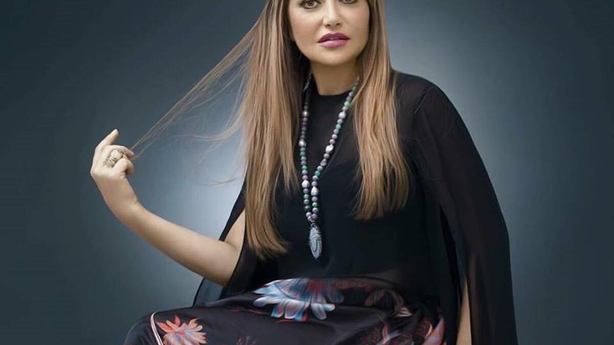 انتشرت على مواقع التواصل الاجتماعي صورة للفنانة ليلى علوي من آخر جلسة تصوير وظهرت فيها بإطلالة مميزة خطفت أنظار متابعيها والتي أظهرتها أصغر سناً وهو ما دعا رواد مواقع التواصل الاجتماعى التعليق قائلين “ايه بقى يا شيخة.. حرام عليكى كل ما تكبرى تصغرى”.