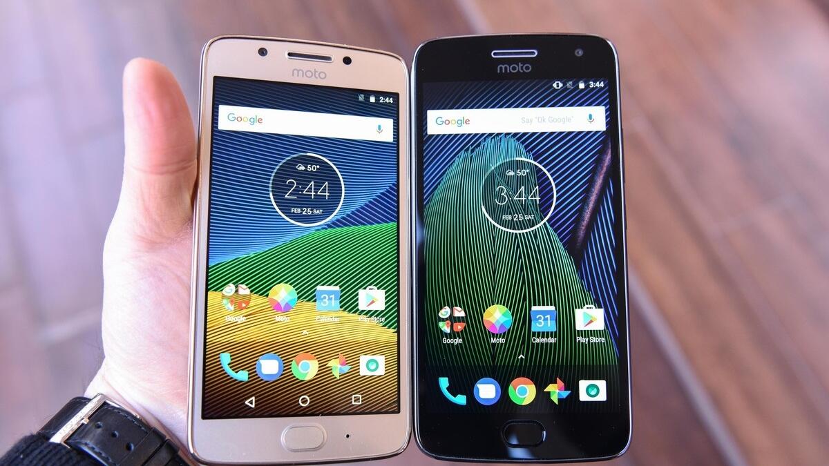 Moto G5 ، Moto G5 Plus : 
قياس G5 شاشته "5 إنش" بدقة عالية الوضوح، ويبلغ حجم ذاكرته 32 جيجابايت، وسعة البطارية تبلغ 2.800 ميلي أمبير. وسيكون PLUS حجم شاشته 5.2 إنش، وذاكرة 64 جيجابايت، ويمكن أن توسع إلى 128 جيجابايت، أما سعة البطارية فتبلغ 3 آلاف ميلي أمبير.