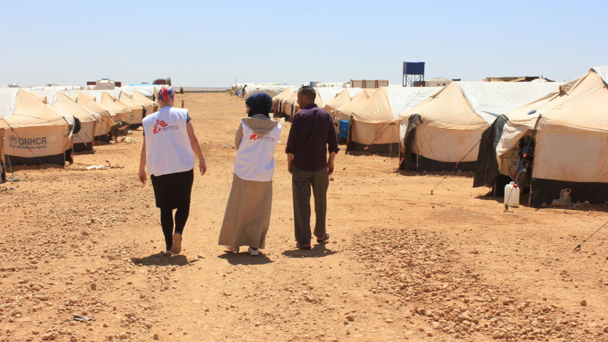 هل هناك مسارات سالكة لخروج الجرحى من الرقّة؟ منهم مَن يتمكّن من العبور ليلًا، ومنهم مَن يلجأ للمهرّبين، فمثلًا: مريضٌ فقد 7 من أفراد عائلته، كانت شظية قد اخترقت صدره، ووصل مع ابنته وأمّه الجريحة التي كانت عالقة تحت ركام مبنًى دمّرته غارة جوية طوال 15 ساعة .