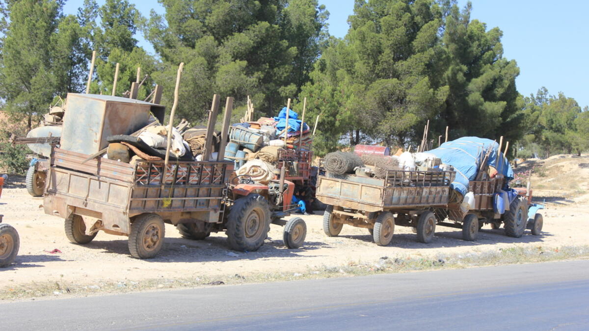 ما هي التحديات الرئيسية التي يواجهها السكّان الهاربون من الرقّة؟ يخبرنا الذين نعالجهم عن وجود أعداد كبيرة من المرضى والجرحى ما زالت عالقة داخل المدينة، وتنتشر مخلّفات الحرب المتفجّرة في القرى والبلدات، بما فيها العبوات الناسفة والألغام والذخائر غير المنفجرة.