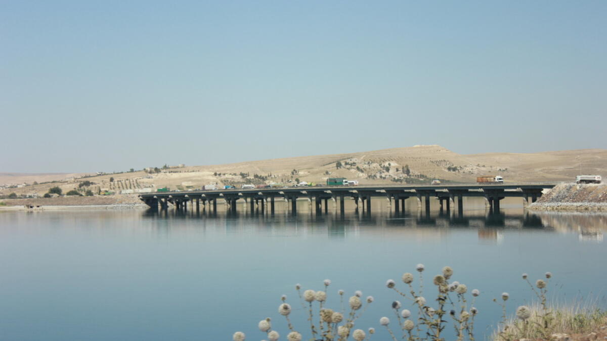 لماذا لا يمكن لمنظّمة أطباء بلا حدود أن تعمل في موقع أقرب إلى خطّ الجبهة؟ لا يحظى العاملون في المجال الطبيّ بالحماية وأصبحوا معرّضين للهجوم، ما يجعل العمل في مناطق أقرب إلى النزاع الفعليّ