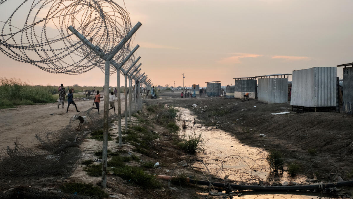 عندما خرجنا من المخيم، كان الطريق عبارة عن ألواح من الخشب والطين البني التي لا تخلوا من أخاديد عميقة أحدثتها السيارات التي انحرفت عن المسارات الثابتة خلال موسم الأمطار.