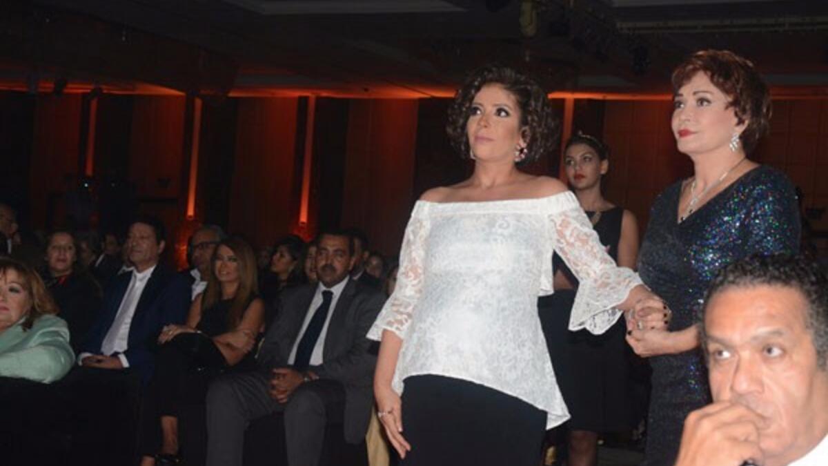 تناست الفنانة منى زكي آلام الحمل وحرصت على حضور حفل تكريمها من مؤسسة الأهرام منى وجدت صعوبة في الصعود على المسرح لتسلم درع تكريمها،وطلبت المساعدة من الفنانة لبلبة التي ساندتها قليلا وقامت بمساعدتها أيضا الإعلامية مريم أمين لتنزل من المسرح.