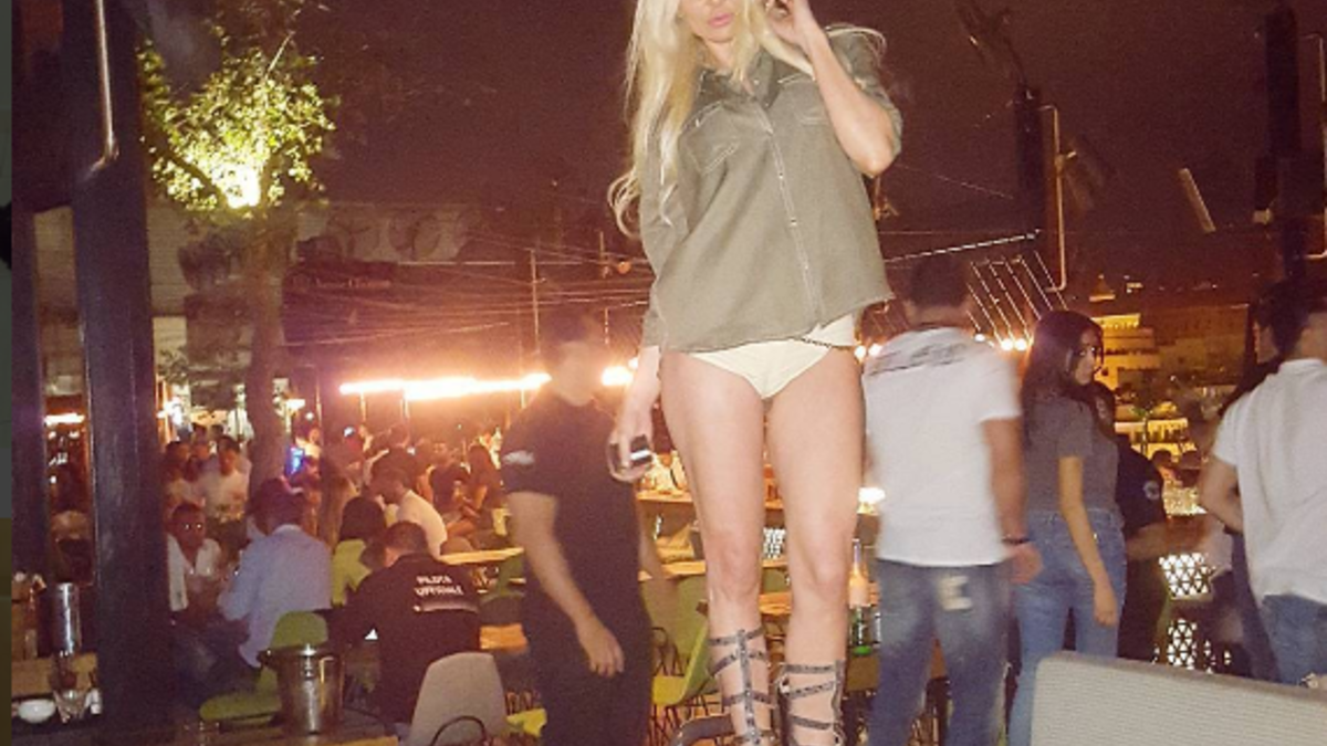 بعدما كتبت ميريام كلينك “لدي الكثير من الثقة بالنفس لدرجة أنني قادرة على إحباط أي إهانة من حقير أو خنزير وأمشي عارية دون أن يزعجني أحد” نفّذت التحدّي حيث نشرت صورة لها ترتدي فيها قميصاً معلقة أنها لم تجد اي بنطالون يناسبها فقررت الخروج بالملابس الداخلية.