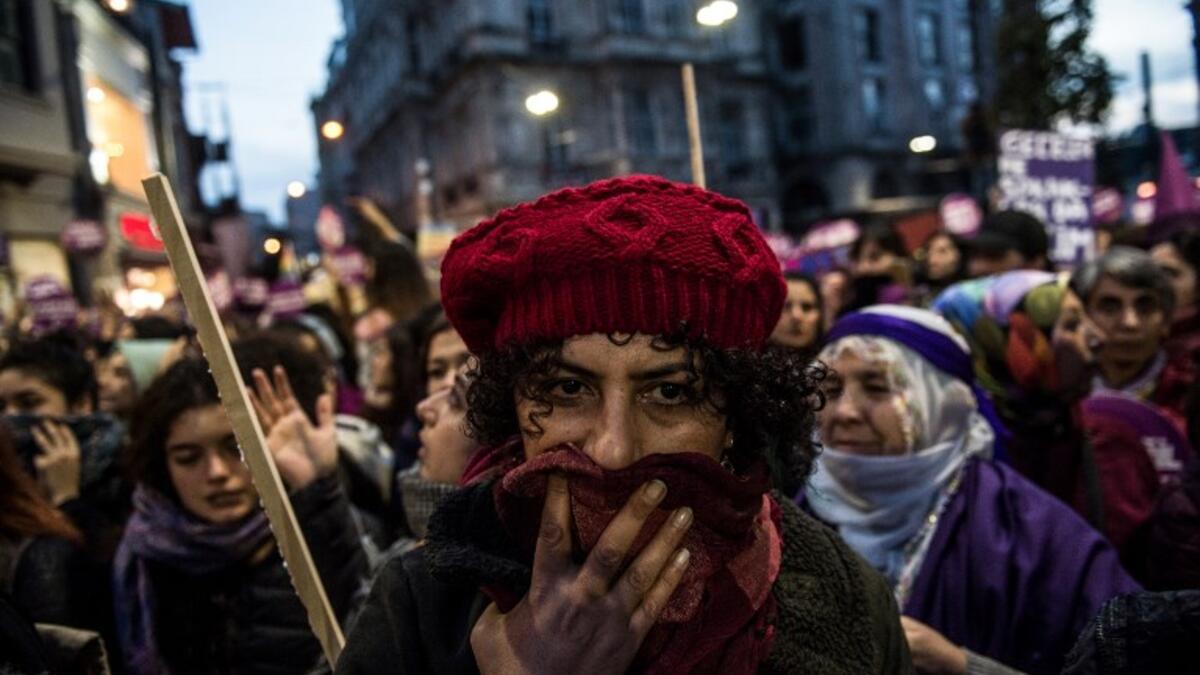 Women's rights activists react during clashes with Turkish riot police as they try to march to Taksim Square to protest against gender violence in Istanbul, on November 25, 2018, on the International Day for the Elimination of Violence against Women. 
BULENT KILIC / AFP