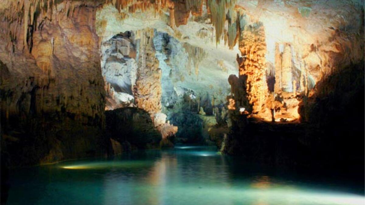 The Fabulous "jeita grotto" in Lebanon looks like the Mexican grotto 'Cenote Dos Ojos'. (beautifulworld.com)