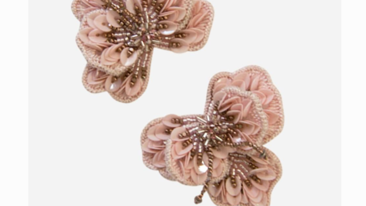 مصممة المجوهرات "ميجنون جافيغان": أصدرت أقراطًا على شكل بتلة وردية اللون وخصصت 30% من مبيعاتها لدعم مؤسسة سوزان ج. كومين لمحاربة سرطان الثدي.