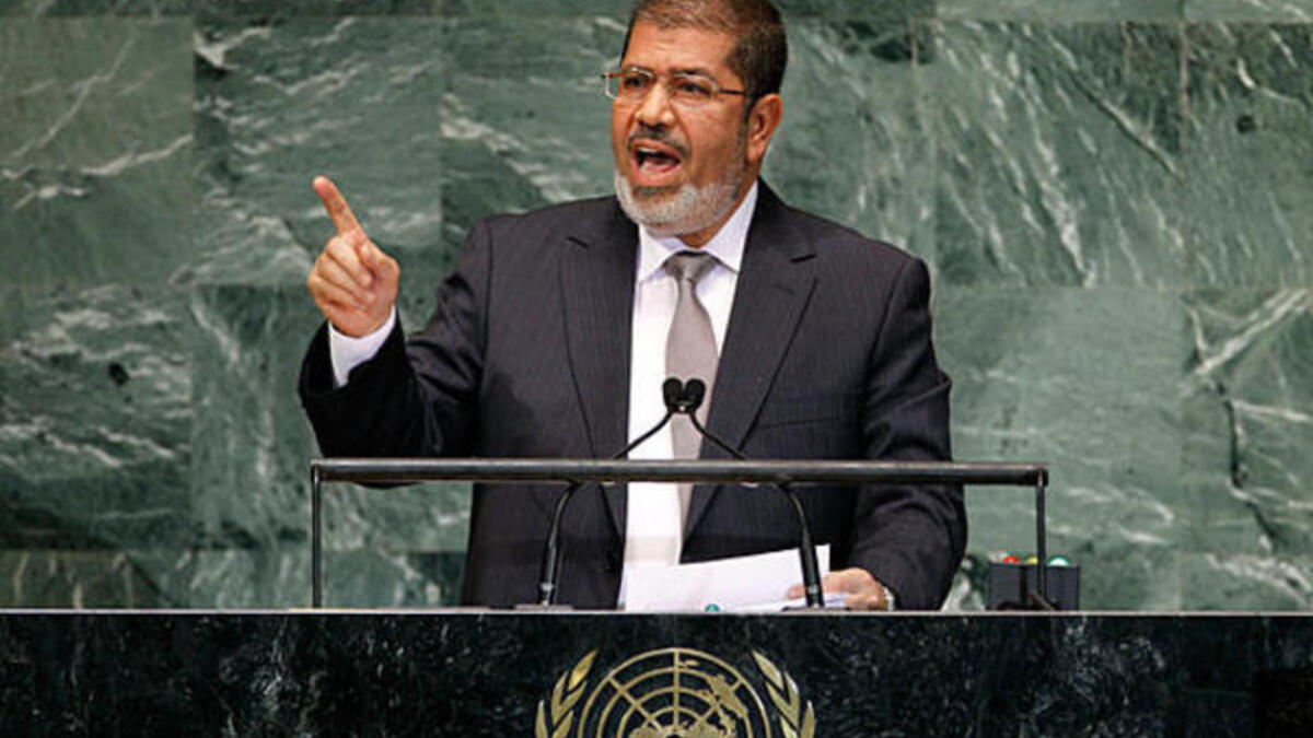 محمد مرسي يلوح بأصابعه