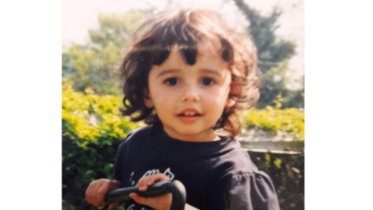 نعومي جريس سكوت (ولدت في 6 مايو 1993) هي ممثلة ومغنية بريطانية.