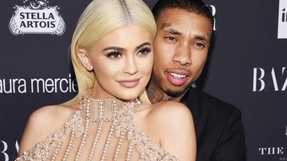 كايلي جينير (20 عامًا) شقيقة الكاردشيان من والدتهم وهي أيضًا نجمة وسائل التواصل الاجتماعي، تنتظر طفلها من مغني الراب ترافيس سكوت، صديقها منذ ستة أشهر. ولم تؤكد هي أو عائلتها نبأ الحمل.