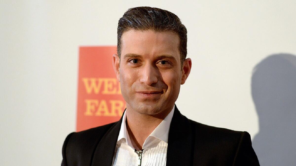 عمر جونيور: حفيد الفنان عمر الشريف الذى حصل علي الجنسية الكندية تبعا لوالدته الكندية ثم اعتنق الديانة اليهودية وأعلن على الملأ تحوله لليهودية وإلى الشذوذ الجنسي.