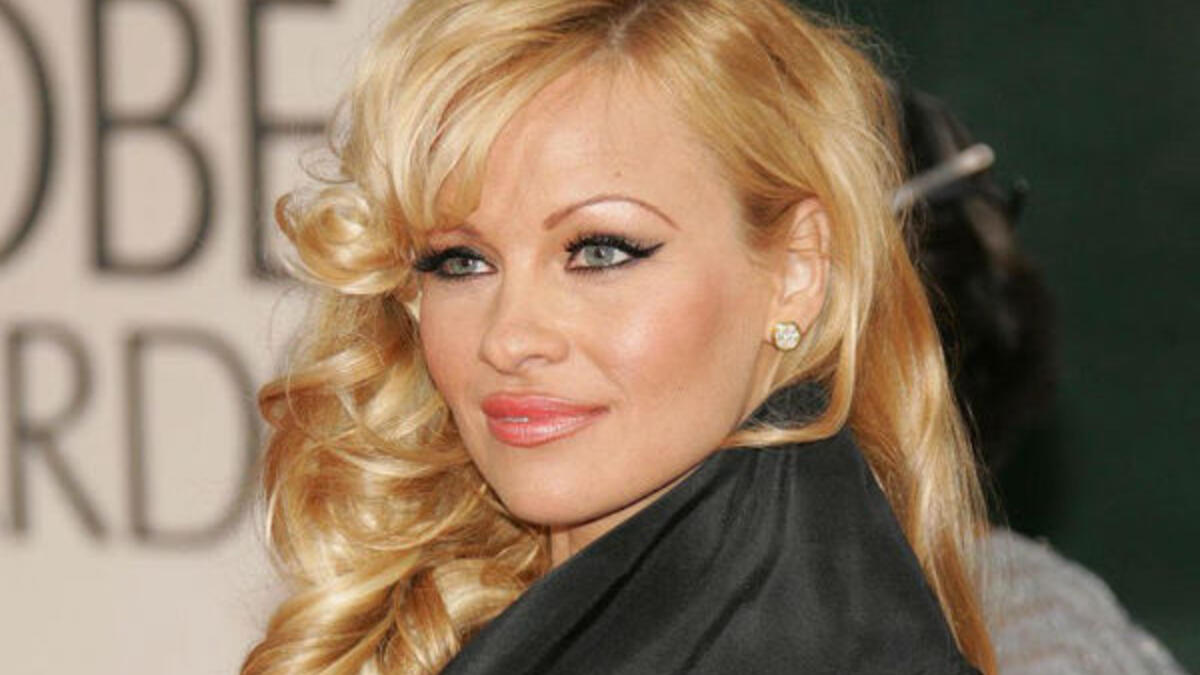 باميلا أندرسون: عرفت ببذخها الشديد، وبالرغم من حصولها على الملايين من أزواجها السابقين وأعمالها السينمائية، إلا أنها لم تحتفظ بهذه الأموال وأنفقتها كلها وتجاهلت دفع الضرائب لتعلن إفلاسها عام 2009 بدين 250 ألف دولار.