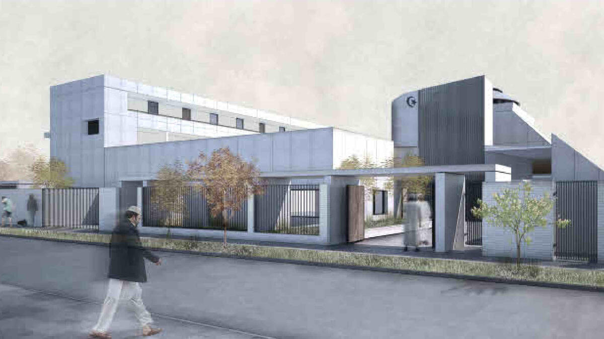 يقول المصمم إن ساحة المسجد تُمكن جميع الناس من تقبل استخدام المبنى، حيث صممت الأبواب لتكون موجهة إلى جهة الشارع، ما يجعلها تبدو وكأنها دائمًا مفتوحة أمام عامة الناس.