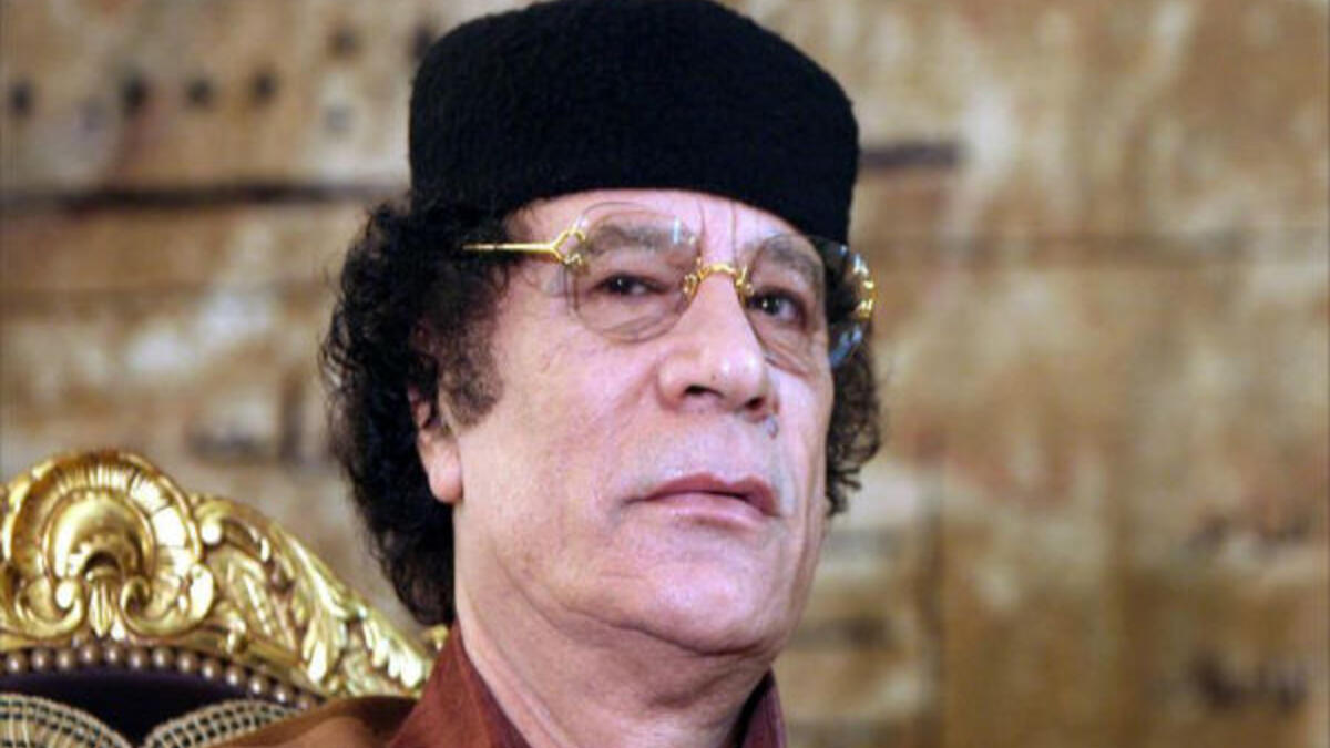 معمر القذافي:
يُعتقد أن القذافي الذي حكم ليبيا لأكثر من 42 سنة، كان يُعاني من اضطراب الشخصية الحدي، هو نوع من أنواع اضطراب الشخصيّة، من أبرز أعراضه وملامحه وجود اندفاعية مميّزة وعدم اتّزان في التعبير عن المشاعر وفي العلاقات مع الأشخاص وفي صورة الذات.