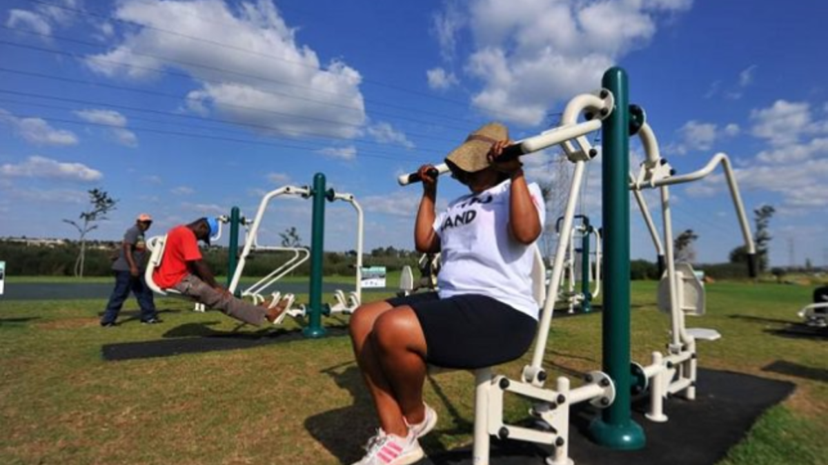 إفريقيا: ذكر خبراء الصحة فى جوهانسبورغ أن امرأة واحدة بين كل امرأتين ورجلا واحدا بين كل ثلاث رجال يعانون من الوزن الزائد حيث وصلت نسبة السمنة هناك الى 33%.