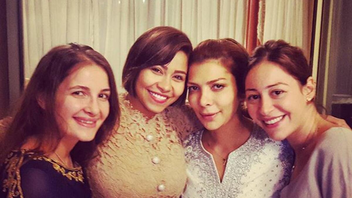 كشفت شام عن إفطار والدتها الفنانة أصالة الذي دعت إليه المقربين منها في الوسط الفني ونشرت شام صورةً لها مع والدتها إلى جانب الفنانة شيرين عبد الوهاب والممثلة منة شلبي واللافت أنّ شام وأصالة بالإضافة إلى شيرين ومنة ظهرن بالصورة بوجه خالٍ من المستحضرات التجميلية.