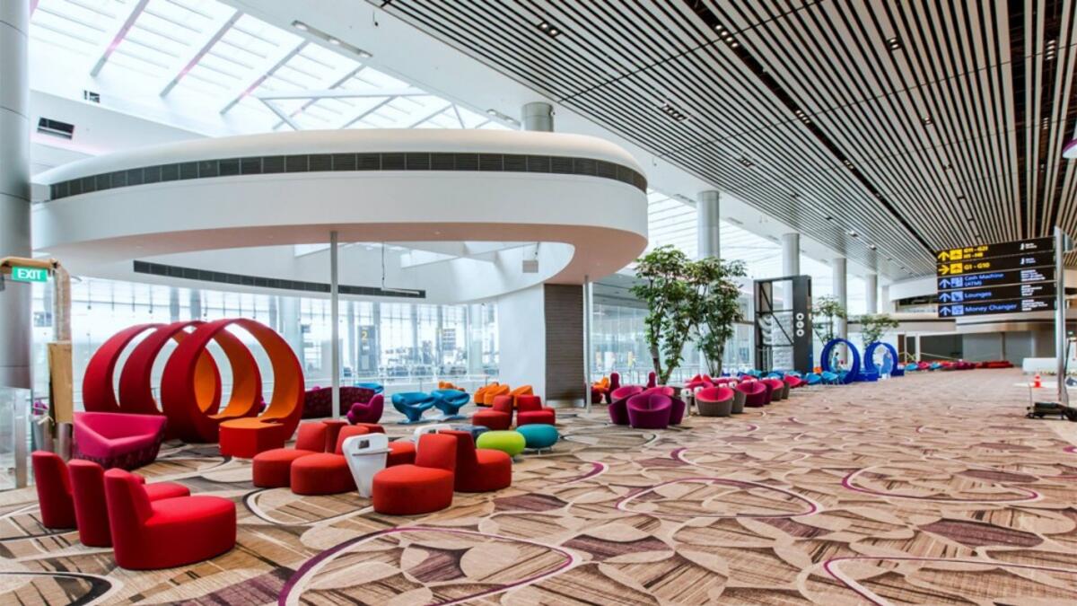 المرتبة الأولى: يتضمّن مطار شانغي بسنغافورة صالتي سينما تعرضان الأفلام على مدار 24 ساعة مجانًا، وثماني حدائق، وثلاثة منتجعات صحية، ومسبحًا على السطح، وحديقة للفراشات