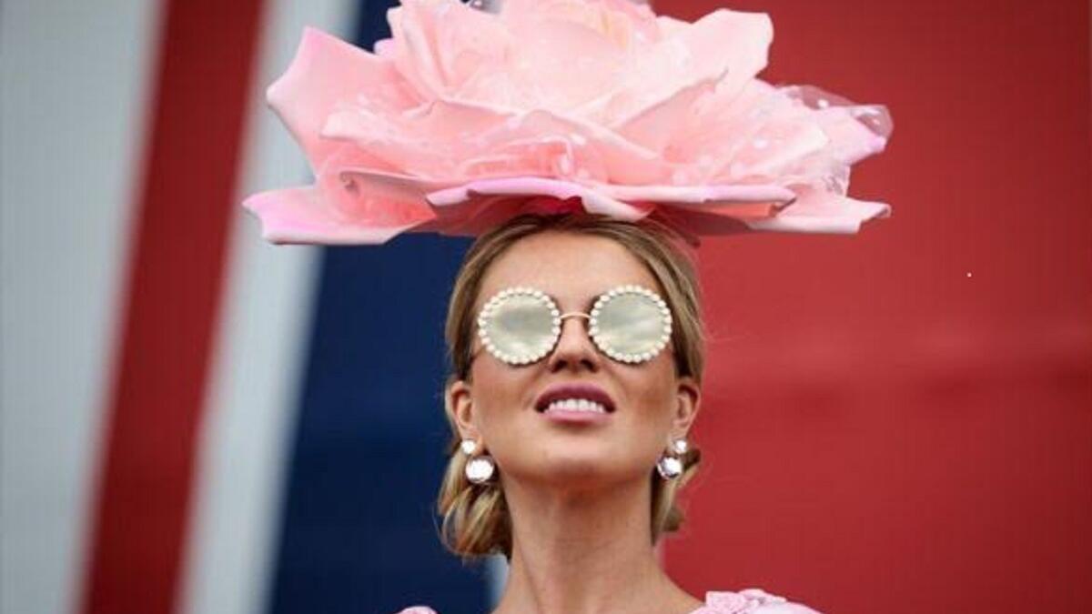 وردة كبيرة بلون وردي تناسب  نظارات شمسية دائرية