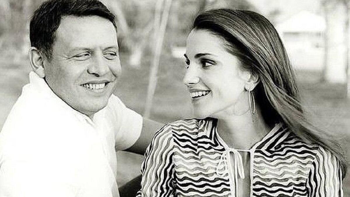 الحب بين الملك عبد الله والملكة رانيا أمر غير خفي وهذا ما تكشفه التظرات التي يتبادلها الزوجان عدا عن التعليقات التي تتركها الملكة دوماً على صور زوجها ورفيق دربها الملك عبدالله.