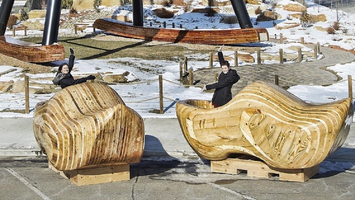 إلينوي : أكبر قباقيب في العالم حيث يبلغ طوله 11.5 انش وعرضه ما بين 5 و10انش وارتفاعه 4 انش وهو في بلدة كيسي في إلينوي وهي ولاية تقع فى وسط غرب الولايات المتحدة الامريكية .