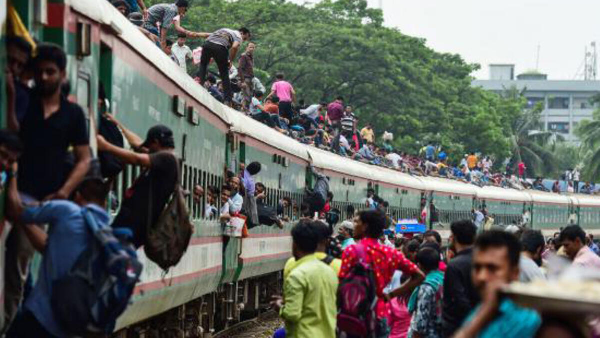 Muslims in Bangladesh mount the train, as they seek to celebrate Eid el-Fitr with their families. Bangladesh has one of the largest Muslim population of the world and using public transportation ahead of Eid can become a challenge. Dhaka, on 22 June, 2017.