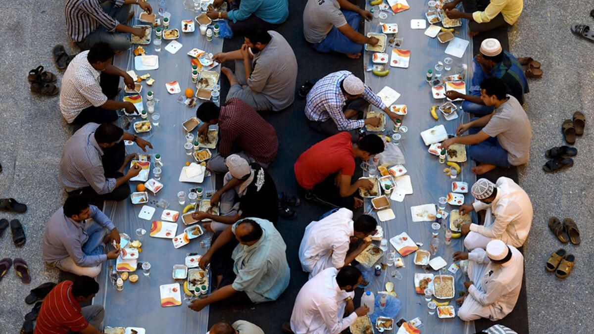 Following the maghreb prayer, Muslims gather later in the evening to enjoy the main meal, often shared with friends and family. It is a social event that usually starts with a lighter appetizer like a soup. In Saudi Arabia, one of the most popular appetizers is the Quaker soup, which is rich in oat fiber and can be made with chicken or lamb meat.