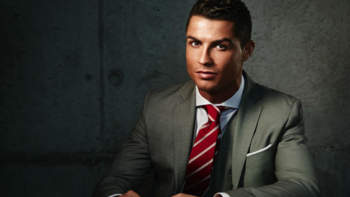 اللاعب البرتغالي "كريستيانو رونالدو" – 133 مليون متابع – 750 ألف دولار أمريكي عن كل منشور دعائي.