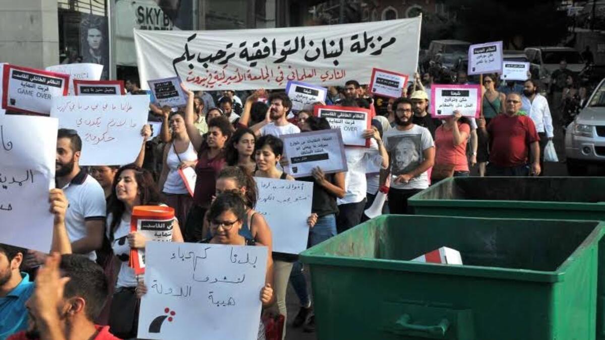 عدد من المتظاهرين يرفعون مجموعة من الشعارات أبرزها شعار "مزبلة لبنان التوافقية ترحب بكم".
