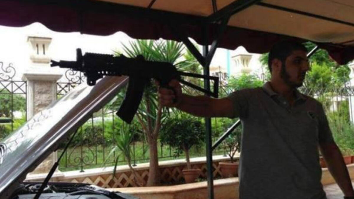 ينطبق على سليمان الأسد مقولة "الابن سر أبيه" وهو معروف  بلقب "كابوس اللاذقية" الأكبر، وتم اعتقاله صورياً في اكتوبر 2014 للإثبات أن ابن قائد "قوات الدفاع الوطني" ليس عصيا على الدولة كما يزعمون.