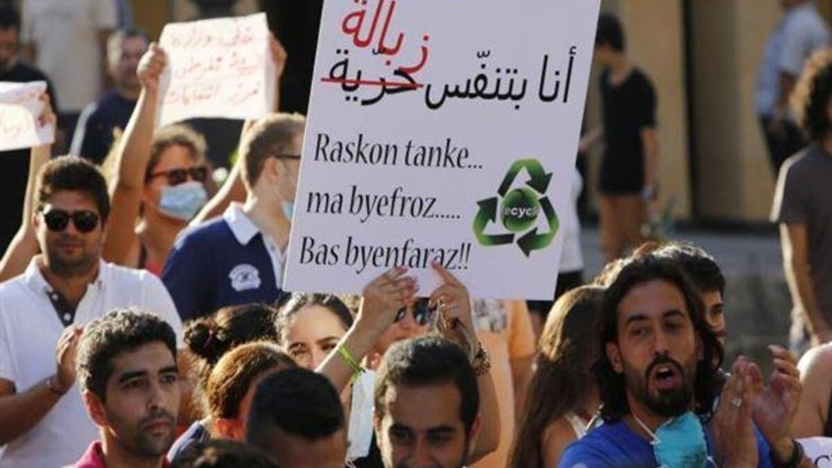 أحد المتظاهرين يحول أغنية الفنانة اللبنانية جوليا بطرس من "انا بتنفس حرية" إلى "أنا بتنفس زبالة".