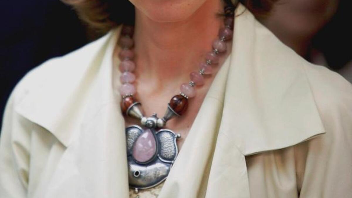 أسماء الأسد ترتدي قلادة